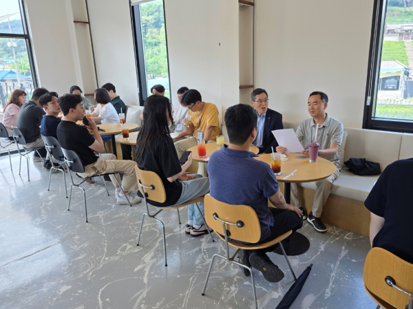 유길상 총장과 직원들이 ‘청렴 소통 간담회’에 참여했다.