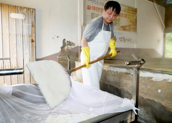 지난 9일 근흥면의 농업법인에서 자염을 생산하는 모습.