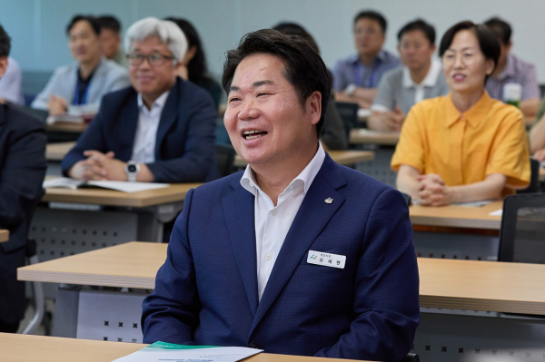 오세현 아산시장을 비롯한 5급 이상 간부공무원이 반부패·청렴 교육을 받고 있다.