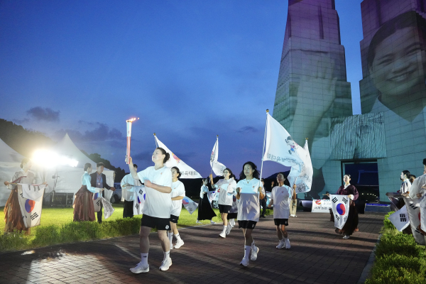 지난 10일, 독립기념관 겨레의탑에서 2025 제77회 충청남도민체육대회 성화 채화식 진행 모습