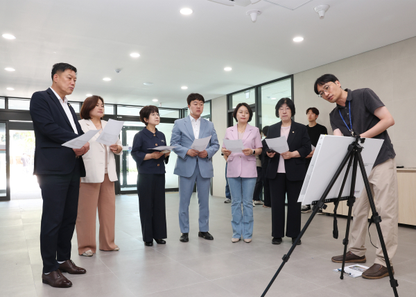 행정자치위원회, 신성동 행정복지센터 준공 앞두고 마무리 점검 모습