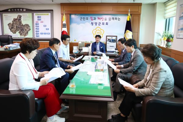 청양군의회 학교폭력 사안 관련 긴급 간담회 개최 모습