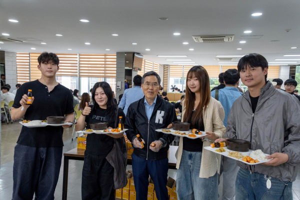 유길상 총장이 지난 11일 학생식당에서 기말시험 응원을 위한 ‘총장님이 쏜다’에 참여했다.