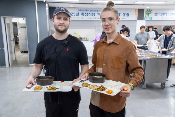 지난 11일 학생식당에서 기말시험 응원을 위한 ‘총장님이 쏜다’에 참여했다.