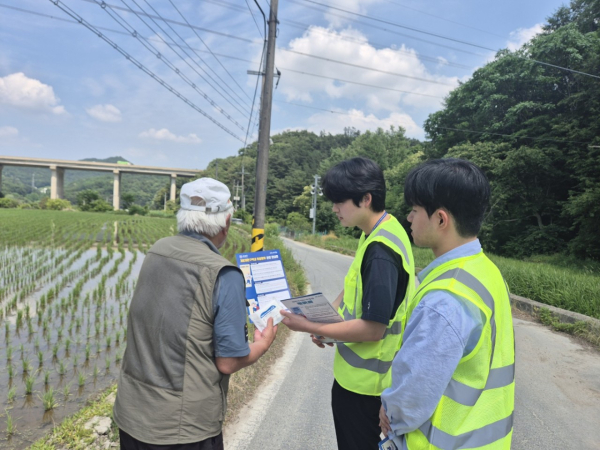 유성구청 직원이 주민들에게 개발제한구역 불법행위 안내문을 배부하며 설명하고 있다.