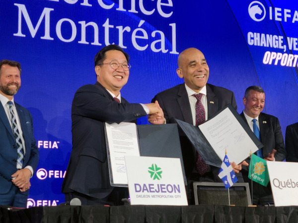 이장우 대전시장과 크리스토퍼 스키트 퀘벡주 경제장관이 우주항공, 바이오, 반도체, 양자기술 4대 분야 연구혁신 협력 양해각서(MOU)를 체결하고, 기념촬영을 하고 있다. (사진=대전시공동취재기자단 제공) 