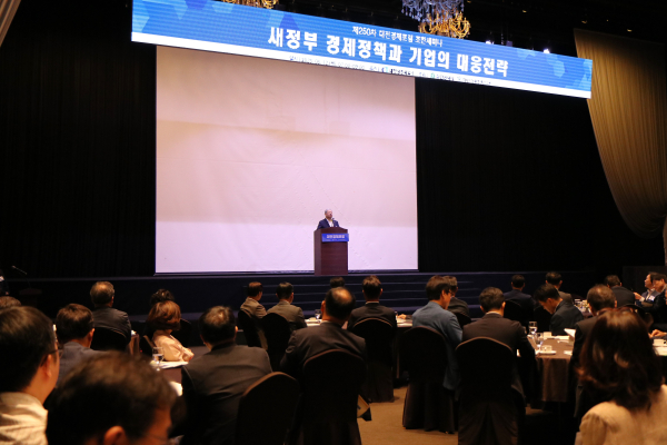 정태희 회장 조찬세미나 인사말 모습