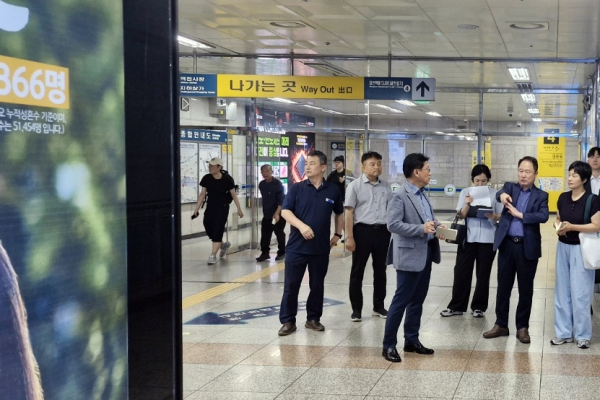 연규양 대전교통공사 사장은 대전역을 방문하여 역사 광고ㆍ임대 시설물을 점검하였다.(사진 오른쪽 3번째 연규양 사장)