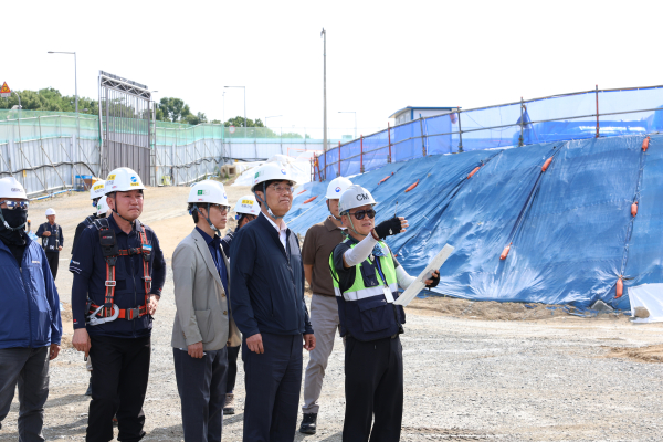 김형렬 행복청장(앞줄 오른쪽에서 두번째)이 12일 국립도시건축박물관 건설현장을 방문해 여름철 장마 대비 안전관리 현황을 점검하고 있다