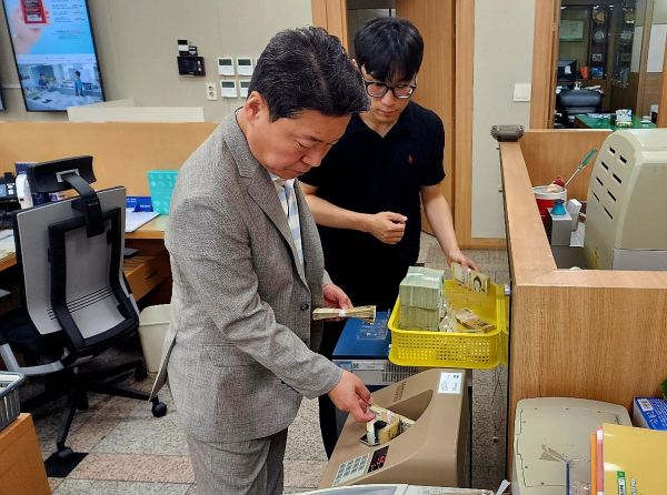 박장순 본부장(왼쪽)이 영업점에서 내부통제 활동을 실시하고 있다.