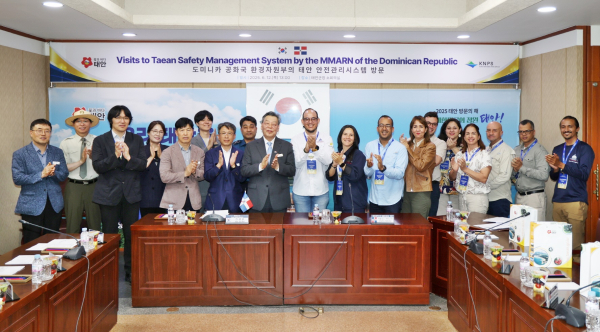 지난 12일 태안군청 및 CCTV 통합관제센터를 방문한 도미니카공화국 관계자들 모습.