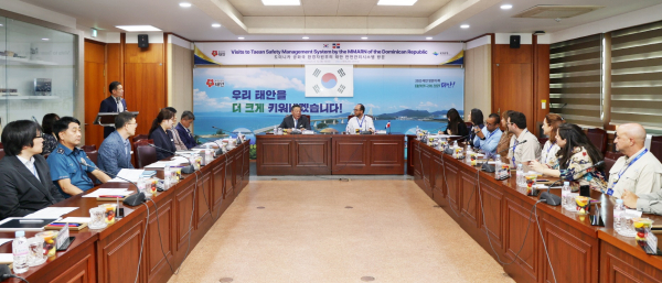 지난 12일 태안군청 및 CCTV 통합관제센터를 방문한 도미니카공화국 관계자들 모습.