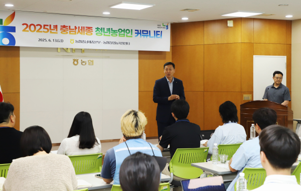 정해웅본부장(가운데)이 참석자들에게 인사말을 하고 있다.