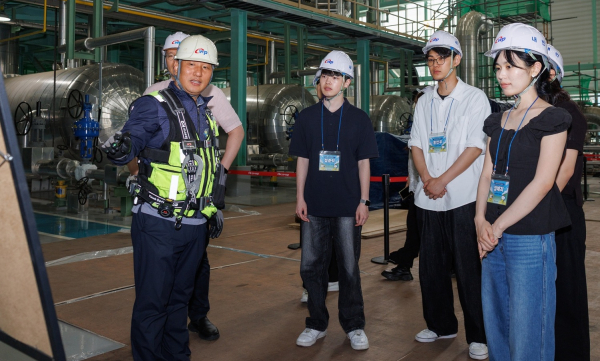 서포터즈가 김포발전본부 현장을 견학하는 모습