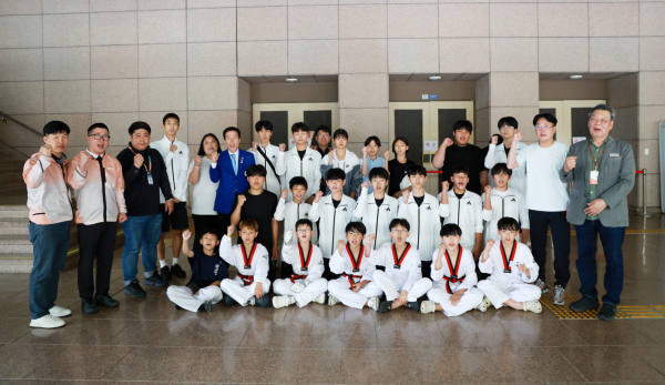 천안시에서 열린 제77회 충남도민체전에 참가한 태안군 선수단 단체사진