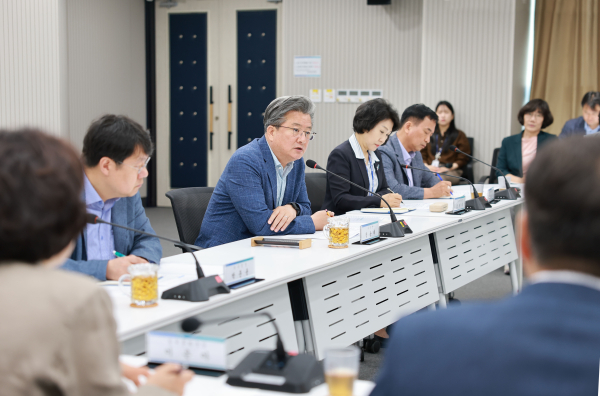 지난 11일 확대간부회의에서 정용래 유성구청장이 저녁시간 주정차 단속 유예 관련 업무 지시를 하고 있다.