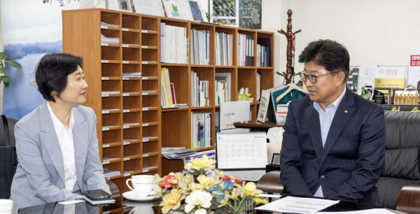 (사진 왼쪽부터) 이스란 보건복지부 사회복지정책실장, 최충규 대덕구청장이 의료돌봄 통합지원 및 통합사례관리 사업에 관하여 의견을 나누고 있다.