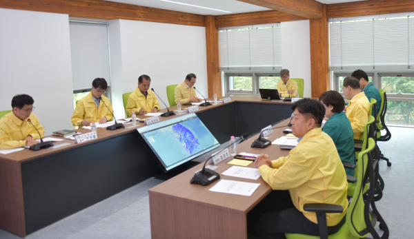 16일 산림복지종합교육센터에서 한국산림복지진흥원 경영진이 자연 재난으로부터 전국 산림복지지시설의 재난 대응을 위한 중앙안전재난실의 운영 방안과 신속하고 정확한 안전 예방·대응책을 논의하고 있다.