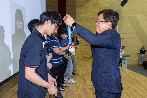 지난 16일 세종시교육청 2층 대강당에서 열린 포상식에서 최교진 교육감이 메달을 수여하는 장면