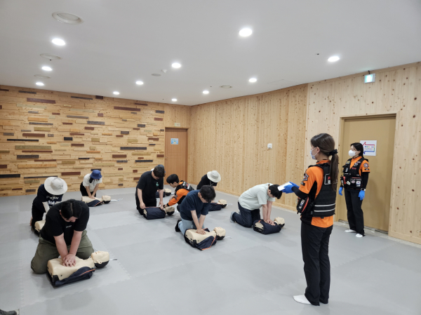 국립산림치유원 직원들이 심폐소생술(CPR) 실습을 진행하고 있다.
