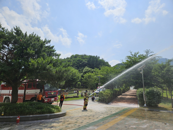 소방대원이 치유원 내에서 화재 대응을 위한 훈련을 실시하고 있다.