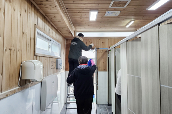 지난 3월 공중화장실 청소 모습.