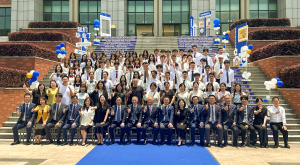 백석대-가흥남양직업기술대 중외합작 졸업식 행사후 졸업생들과 양대학 관계자들과 기념촬영을 촬영하고 있다.