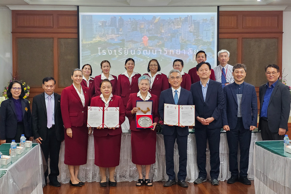 태국 와타나위타야아카데미에서 열린 교육협력 업무협약식에서 양 학교 관계자들이 기념촬영