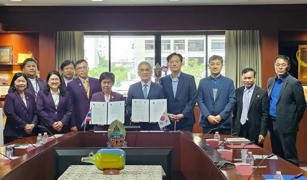 태국 방콕크리스찬칼리지에서 열린 교육협력 업무협약식에서 양 학교 관계자들이 기념촬영