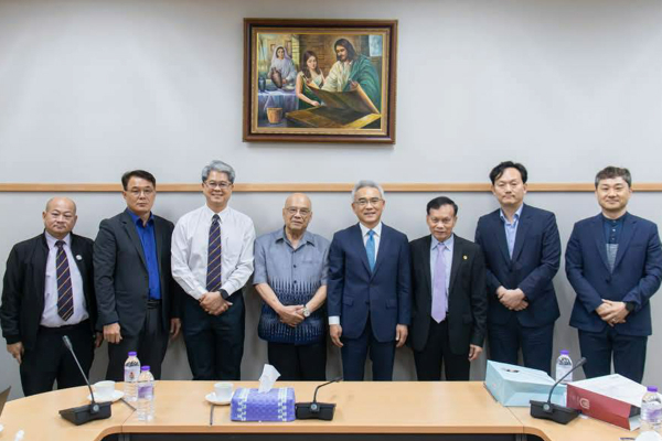 태국 방콕에 있는 태국기독교총회(CCT)본부에서 양 기관 관계자들이 기념촬영