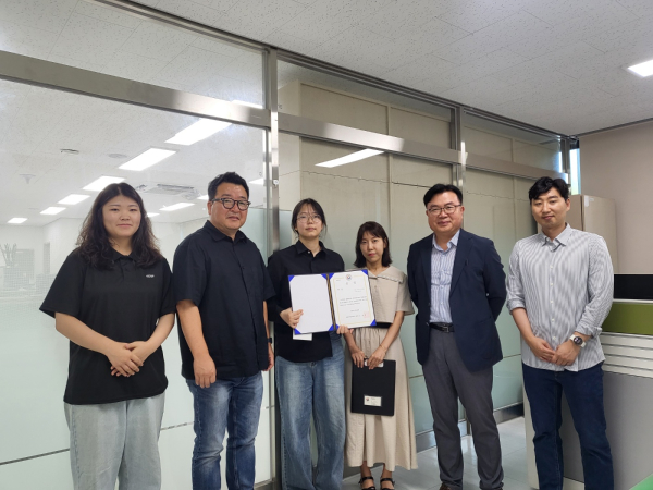 총학생회가 진행한 ‘금융 학생증 디자인 공모전’에서 대상을 수상한 학생과 관계자들이 함께 기념촬영