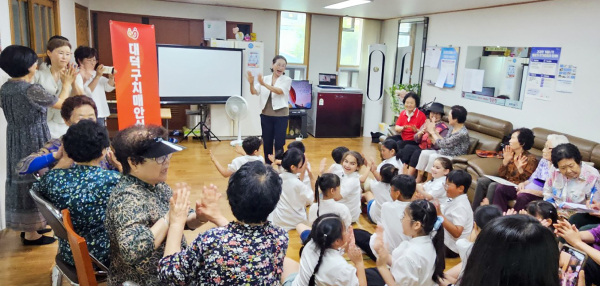 19일 대화중앙경로당에서 그림책 놀이 봉사단체 ‘그림책아놀자’와 지역아동센터 ‘섬나의 집’과 함께 경로당 어르신들을 대상으로 치매예방교육 ‘그림책 놀이’ 활동 진행