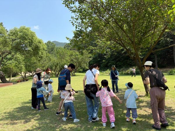 지난 18일, '숲에서 함께 하는 감각 통합’ 첫 수업 진행 모습