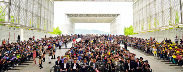 대전엑스포시민광장에서 지역 어르신 2000여 명이 함께한 ‘어르신과 함께하는 인지 UP! 100+ 청춘 힐링 축제’ 진행 모습