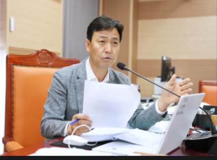아산시의회 제259회 제1차 정례회 중 행정사무감사에 집중하는 명노봉 의원