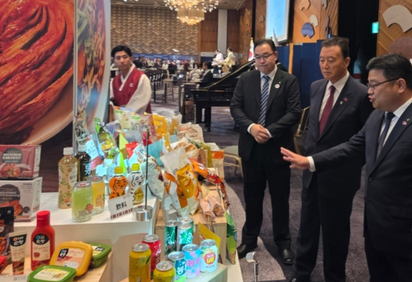 한일 국교 정상화 60주년 기념 리셉션 K-Food in JAPAN 특설부스 현장사진 * 홍문표 aT 사장(오른쪽 2번째)