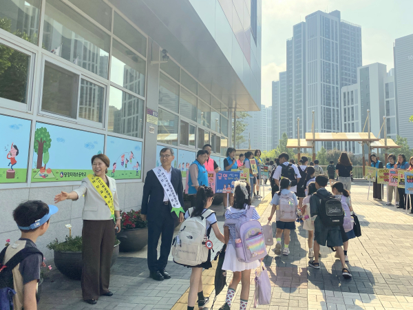 안전한 등굣길 위한 공동 캠페인 진행 모습