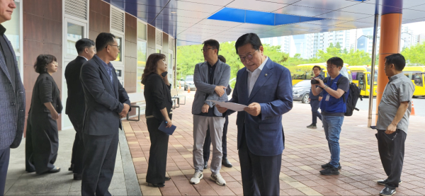 더불어민주당 장종태 의원이 가원학교를 찾아 안전점검을 하고 있다.