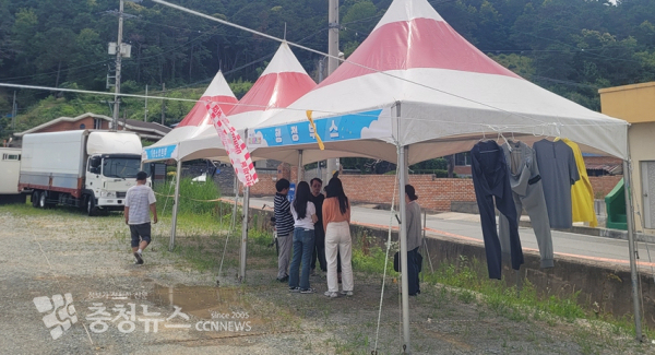 위생법 위반에 따른 지도에 나선 보건소 직원들