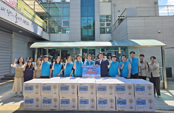 김병기 한국수자원공사 K-water연구원장(사진 가운데)을 비롯한 K-water연구원 봉사단원들이 23일, 대전시 대덕구 노인종합복지관에서 선풍기 등 300만 원 상당의 물품 지원 전달식 모습