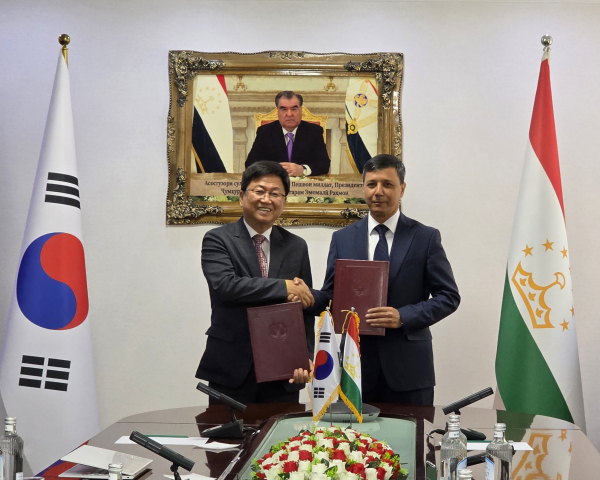 타지키스탄 교육과학부와 디지털 교육 지원과 교원 역량 강화를 위한 공식 협력체계 양해각서(MOU) 체결식 모습
