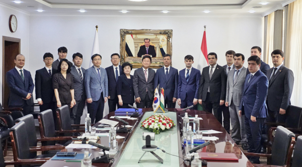 타지키스탄 교육과학부와 디지털 교육 지원과 교원 역량 강화를 위한 공식 협력체계 양해각서 체결 모습