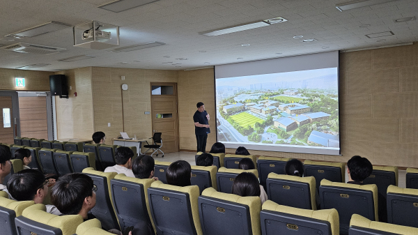 24일 해밀초등학교에서 실시된 연수에 연수생들이 강연을 듣고 있는 모습