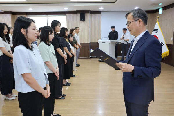 일반직공무원 임용장 교부하는 신세균 교육지원청장