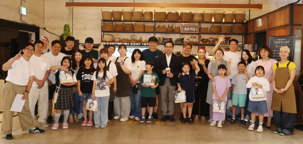 어린이 대상 베이킹 체험 프로그램 운영 및 학부모 소통간담회 진행 단체사진