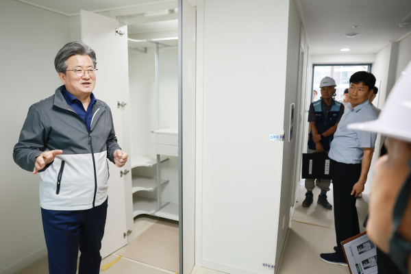 정용래 유성구청장이 노은 1동 LH 행복주택 내부를 점검하고 있다
