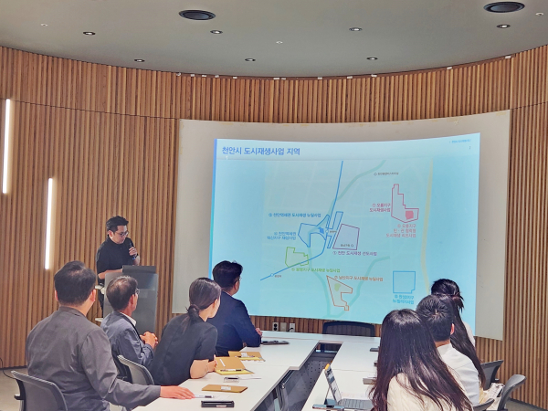 24일 충남 천안 도시재생  선진지 방문하여 벤치마킹 기념사진