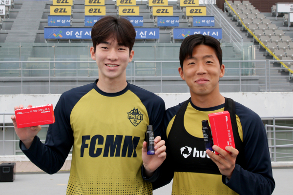 FNL 제품을 들고 있는 (왼)정마호, (오) 김주성