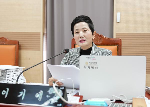 이기애 의원이 제259회 아산시의회 정례회에서 집행부에 질의하고 있다.