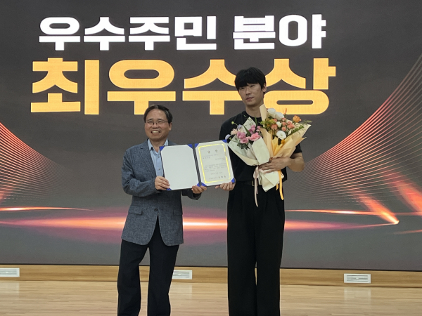 어쩌다로컬 소철원대표가 최우수상을 수상하고 기념촬영